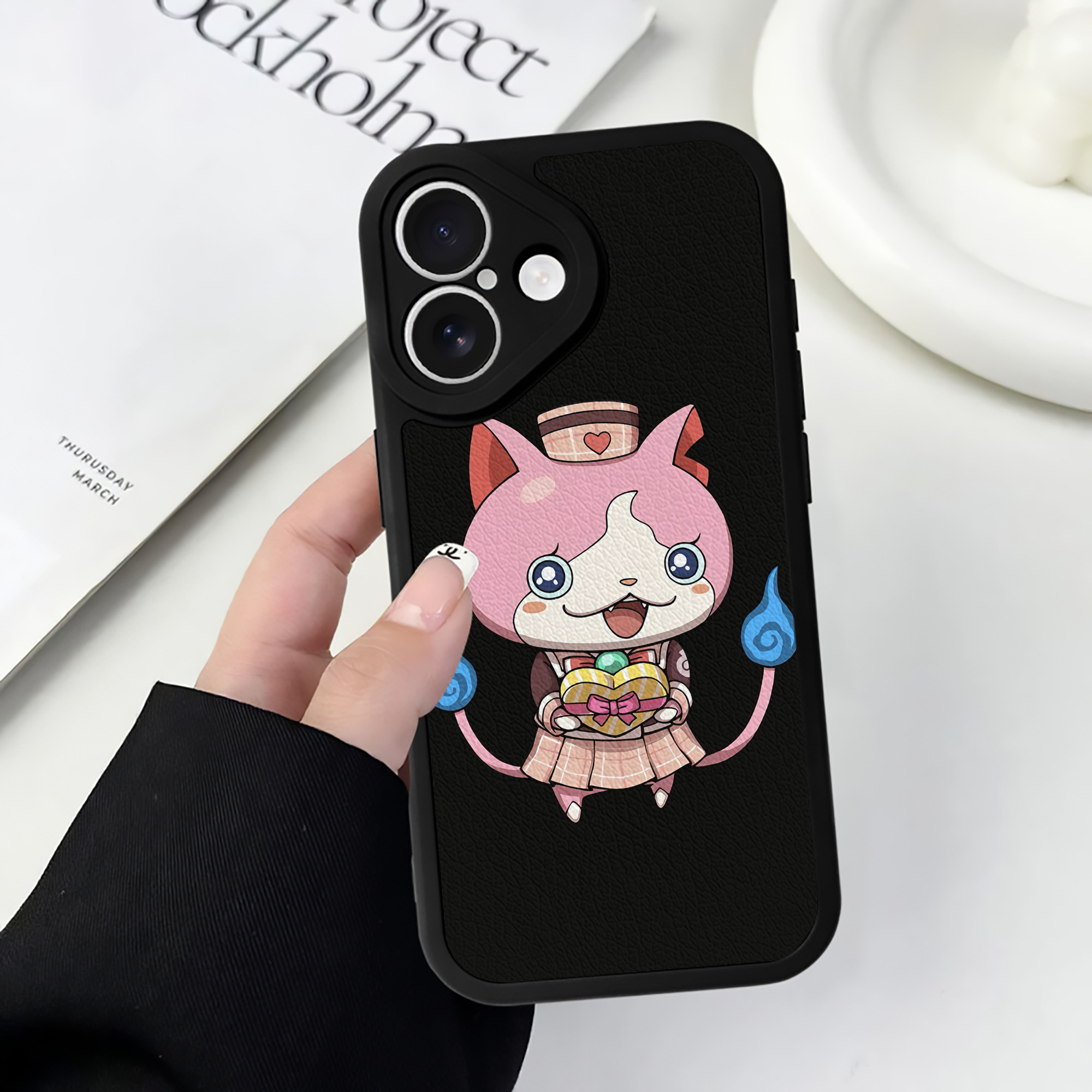 （画像用） 妖怪ウォッチ Yo-kai Watch 【iPhone 16シリーズ対応】シリコンスマホケース（レザー調） 材質：シリコン